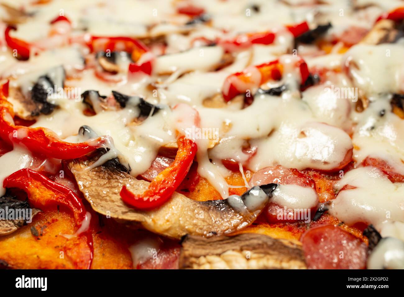 Pizza al peperone rosso con formaggio fuso, messa a fuoco morbida in primo piano Foto Stock