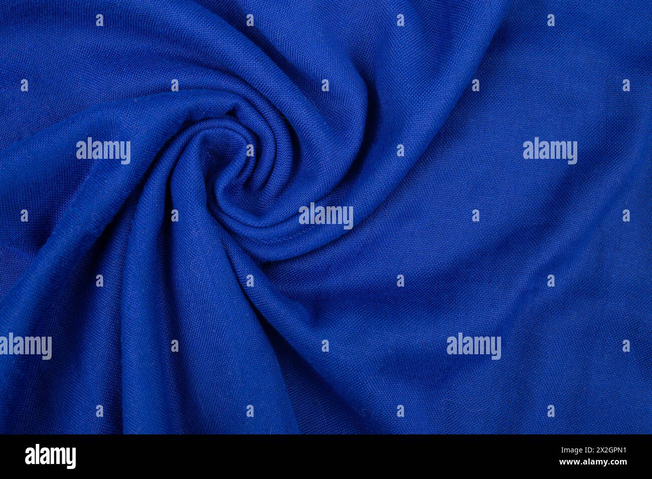 Tessuto blu scuro con un turbinio, un elegante sfondo astratto, una messa a fuoco morbida Foto Stock