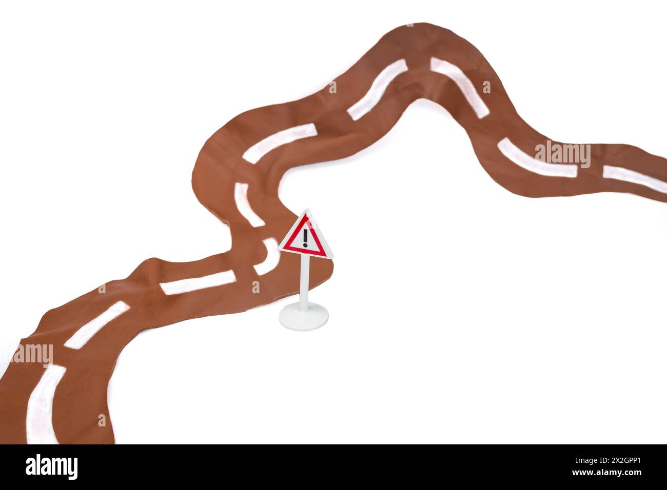 Road to Success Concept, strada ondulata in pelle marrone con cartello di attenzione, Foto Stock