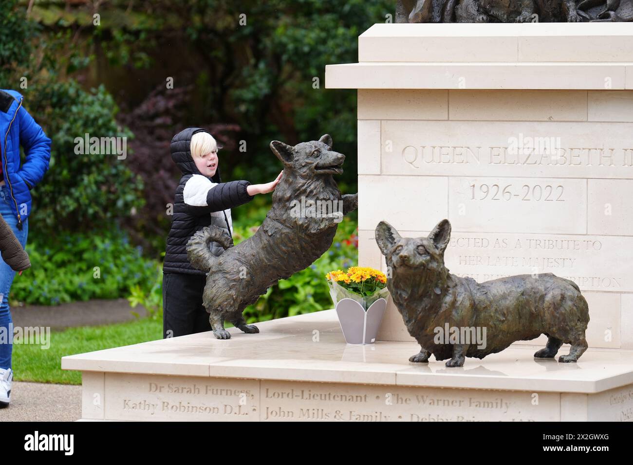 Una statua della defunta regina Elisabetta II, la prima ad essere commissionata dopo la sua morte, è stata inaugurata nella città di Oakham, nella contea di Rutland, come tributo al monarca più longevo d'Inghilterra. Data foto: Lunedì 22 aprile 2024. Foto Stock