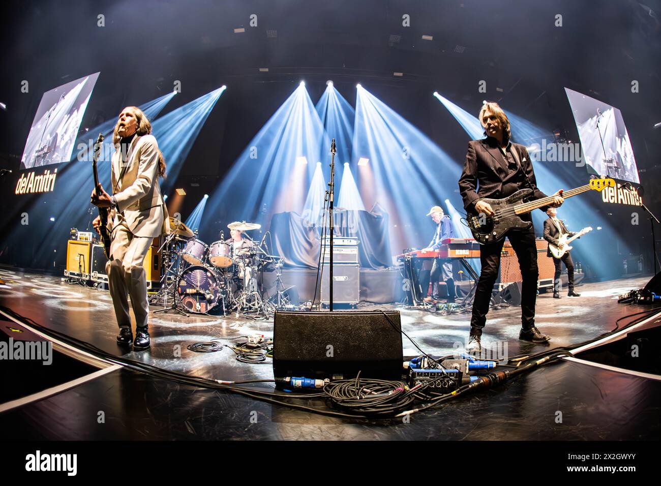 Milano Italia. 20 aprile 2024. La band scozzese DEL AMITRI si esibisce dal vivo sul palco al Forum aprendo lo spettacolo di Simple Minds. Foto Stock