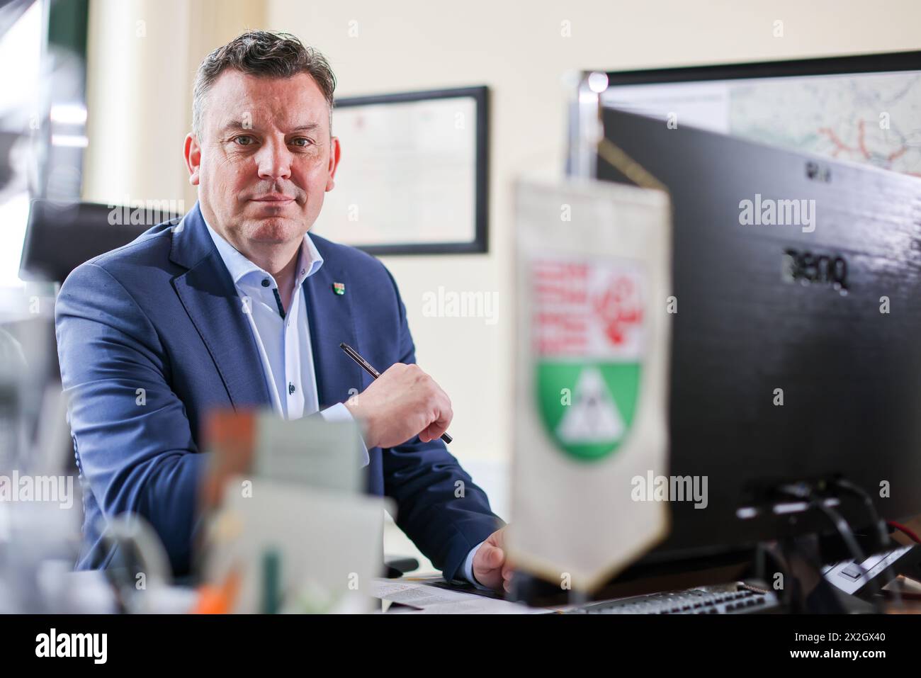 Sangerhausen, Germania. 16 aprile 2024. André Schröder (CDU), amministratore distrettuale del distretto di Mansfeld-Südharz, siede nel suo ufficio. Secondo le previsioni, la popolazione di Mansfeld-Südharz è destinata a ridursi del 21,1% tra il 2020 e il 2040. Previsioni simili sono fatte per gli altri stati della Germania orientale. Allo stesso tempo, la percentuale di anziani è in aumento. I distretti stanno facendo del loro meglio per combattere questa situazione. Crediti: Jan Woitas/dpa/Alamy Live News Foto Stock