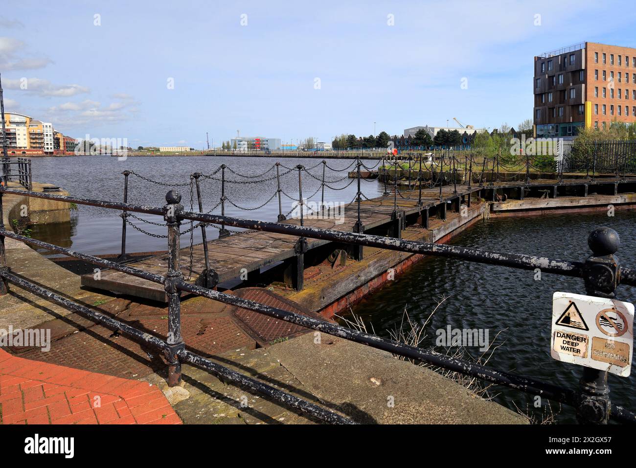 Passerella in legno fatiscente sopra i cancelli a Roath Basin / Britannia Quay, Cardiff Bay, presa nell'aprile 2024 Foto Stock