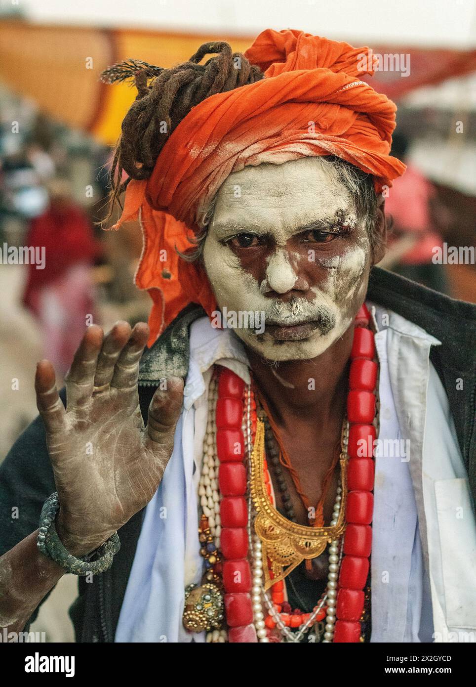 Ritratto di un sadhu o aspirante spirituale con una mano alzata in benedizione a Varanasi, India. Foto Stock