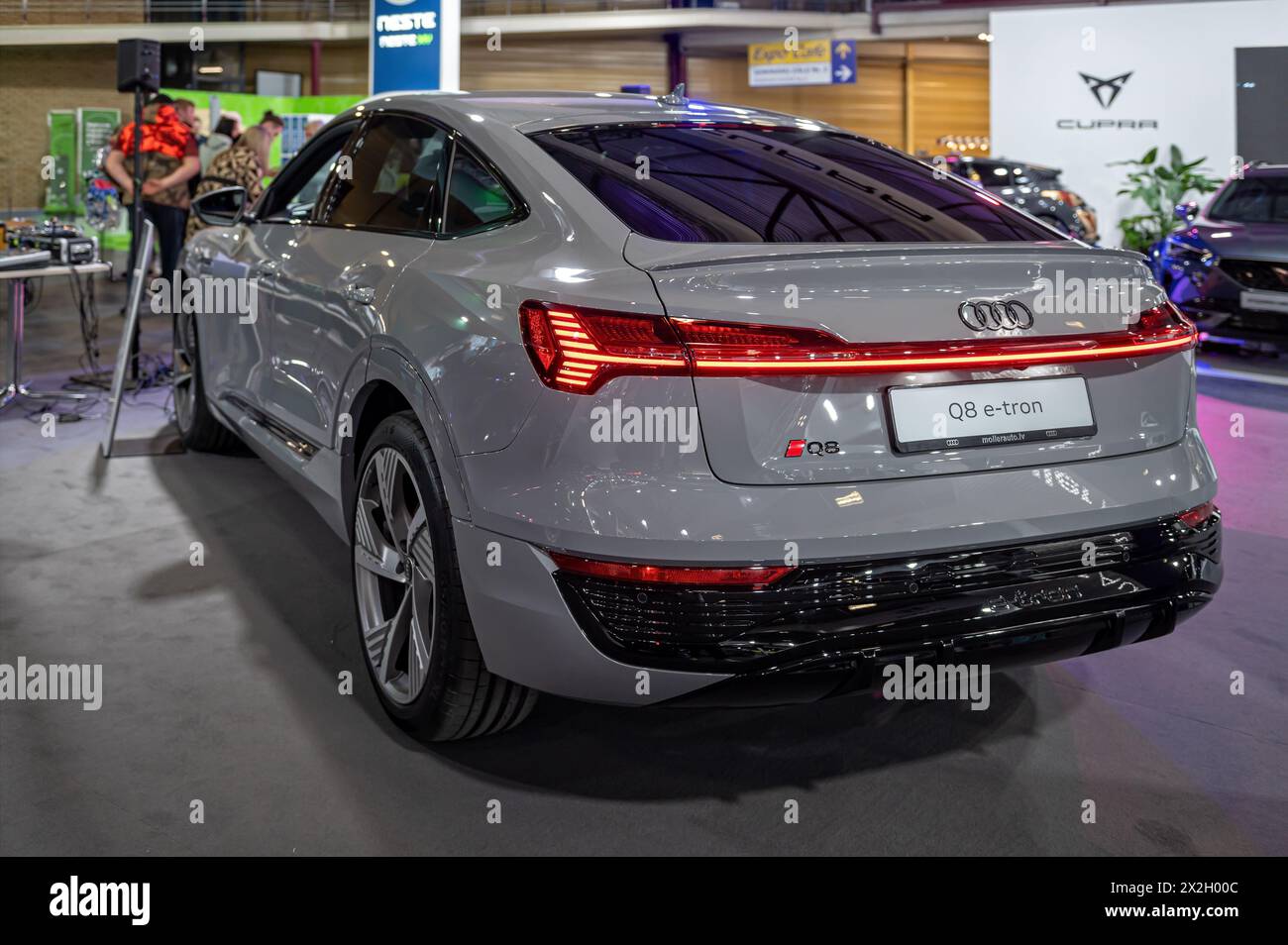Riga, Lettonia, 19 aprile 2024: Una nuova Audi Q8 elettrica e-tron presentata in anteprima ad un salone dell'automobile, modello 2024, vista posteriore Foto Stock