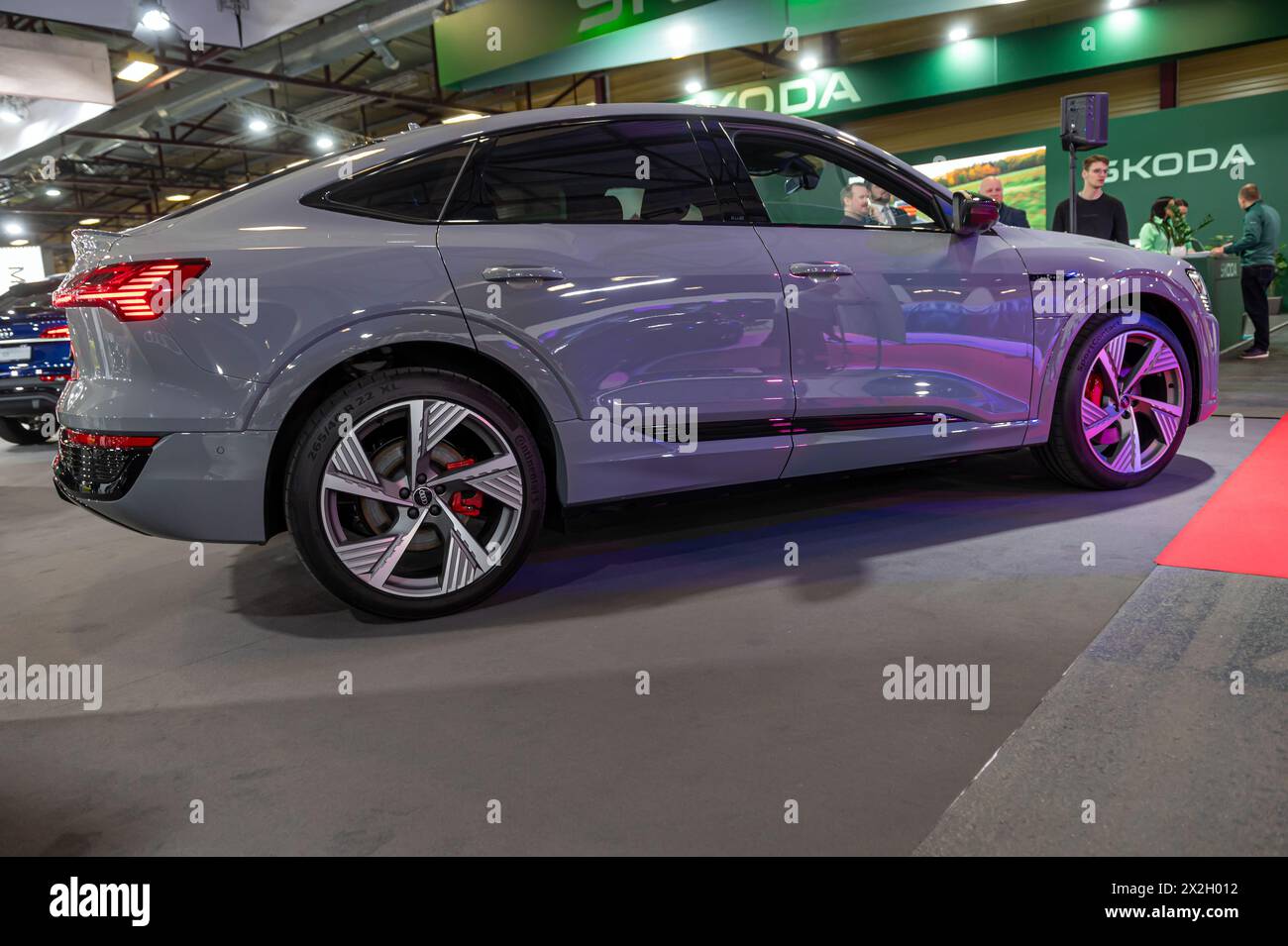 Riga, Lettonia, 19 aprile 2024: Una nuova Audi Q8 elettrica e-tron presentata in anteprima ad un salone dell'automobile, modello 2024, vista laterale Foto Stock