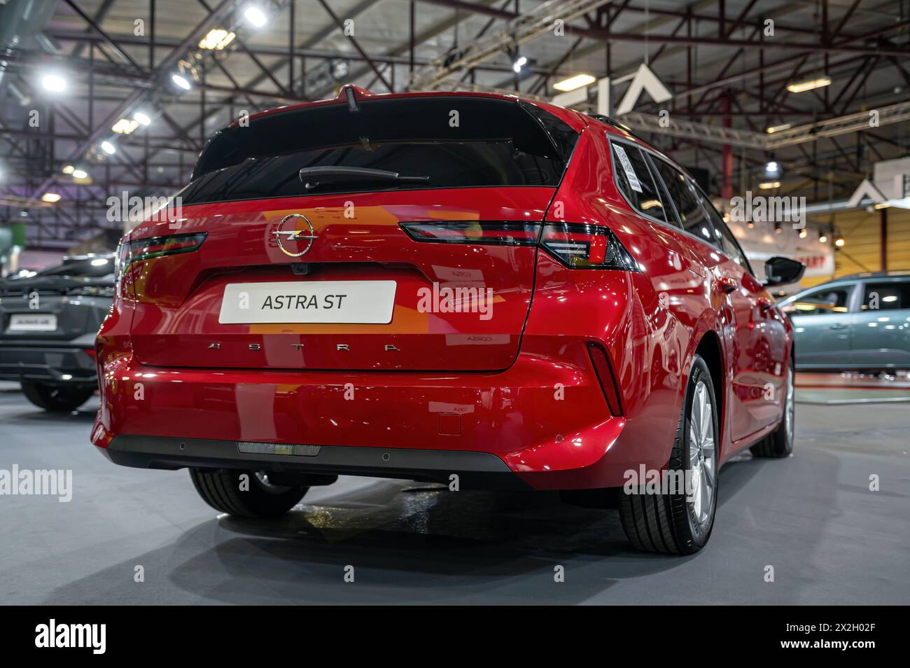 Riga, Lettonia, 19 aprile 2024: Una nuova Opel Astra ST prima in un salone dell'automobile, modello 2024 Foto Stock