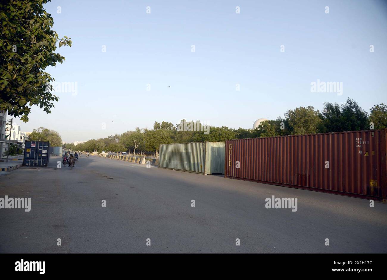 I container sono stati collocati dalla polizia di Sindh per gli accordi di sicurezza stanno rendendo la polizia a prova di sciocchezze per motivi di sicurezza all'arrivo del presidente iraniano Dr. Ebrahim Raisi, al Mausoleo di Jinnah a Karachi lunedì 22 aprile 2024. Foto Stock