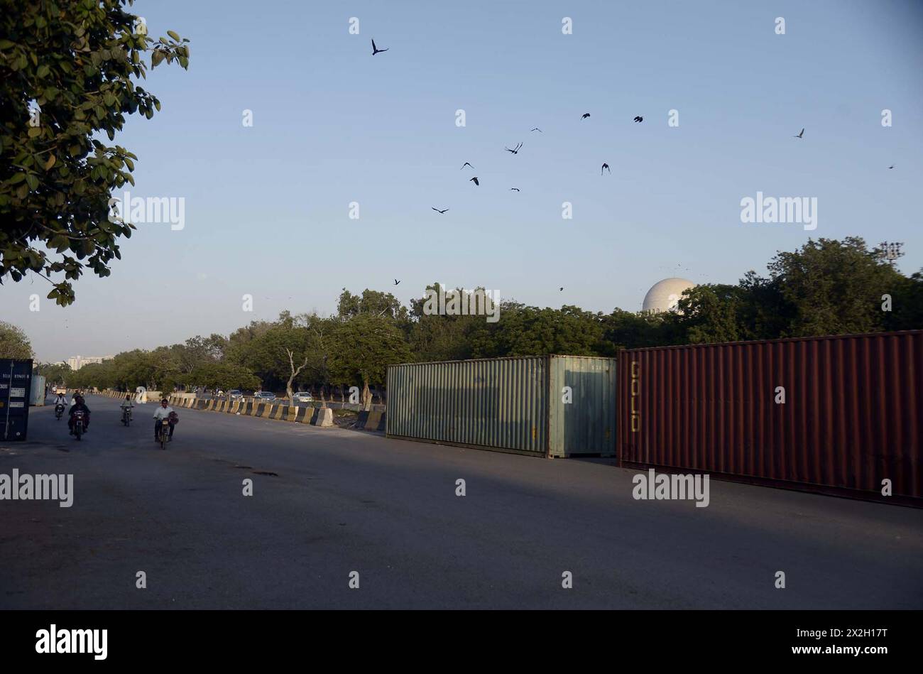 I container sono stati collocati dalla polizia di Sindh per gli accordi di sicurezza stanno rendendo la polizia a prova di sciocchezze per motivi di sicurezza all'arrivo del presidente iraniano Dr. Ebrahim Raisi, al Mausoleo di Jinnah a Karachi lunedì 22 aprile 2024. Foto Stock