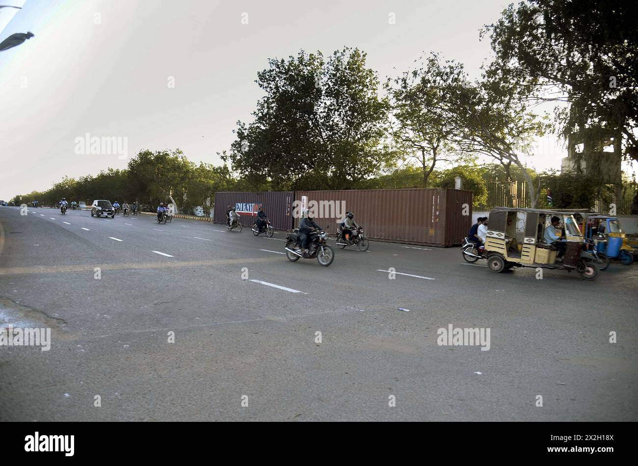 I container sono stati collocati dalla polizia di Sindh per gli accordi di sicurezza stanno rendendo la polizia a prova di sciocchezze per motivi di sicurezza all'arrivo del presidente iraniano Dr. Ebrahim Raisi, al Mausoleo di Jinnah a Karachi lunedì 22 aprile 2024. Foto Stock