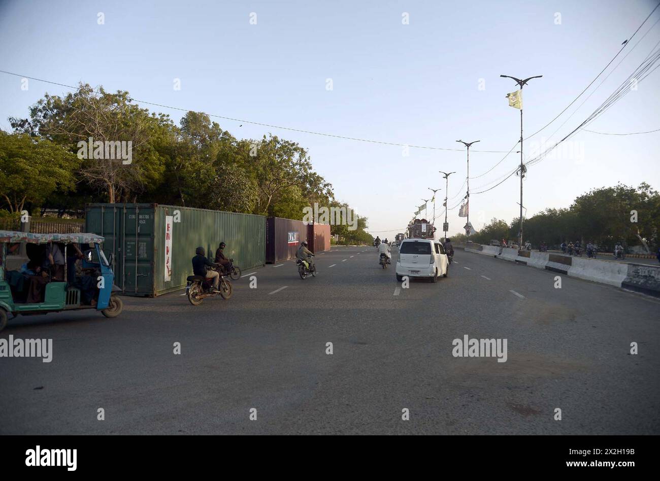 I container sono stati collocati dalla polizia di Sindh per gli accordi di sicurezza stanno rendendo la polizia a prova di sciocchezze per motivi di sicurezza all'arrivo del presidente iraniano Dr. Ebrahim Raisi, al Mausoleo di Jinnah a Karachi lunedì 22 aprile 2024. Foto Stock