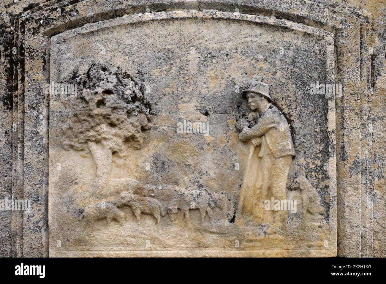 Robion, Provenza, Francia; l'antico cimitero contiene tombe adornate con motivi scolpiti che raffigurano professioni | scultura pastore con pecore Foto Stock