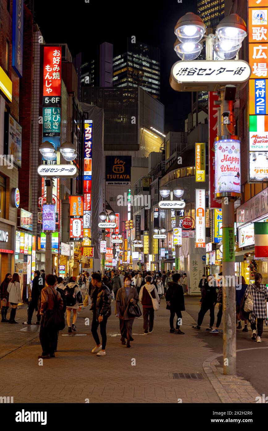 TOKYO/GIAPPONE - 22 novembre 2023: Strada con cartelli illuminati nel quartiere Kabukicho Foto Stock