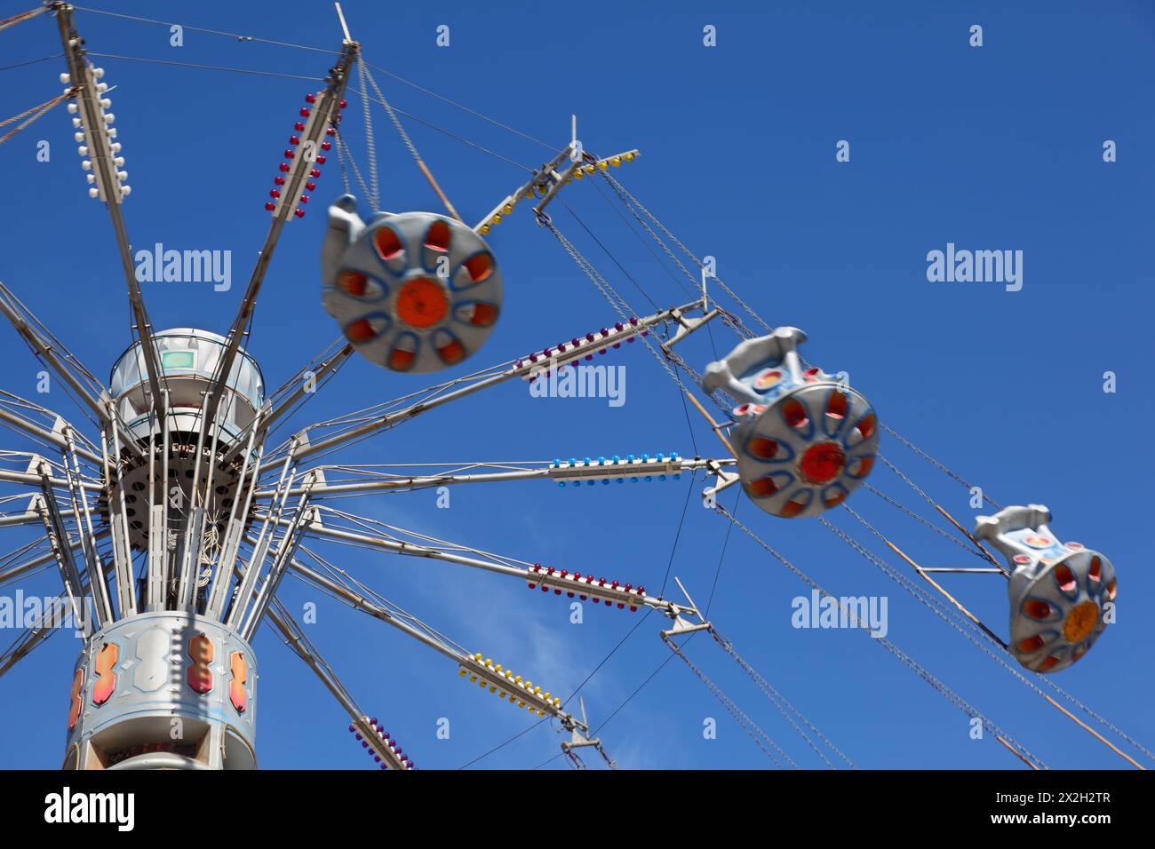 Carosello circolare con catena ad alta luminosità nel cielo blu; vista dal basso Foto Stock