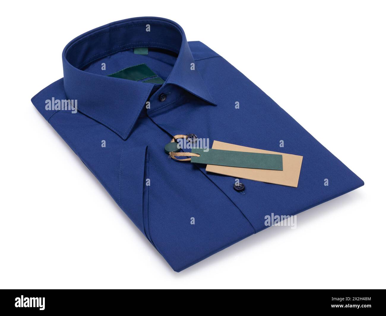 Camicia a manica corta ripiegata blu scuro isolata su sfondo bianco Foto Stock