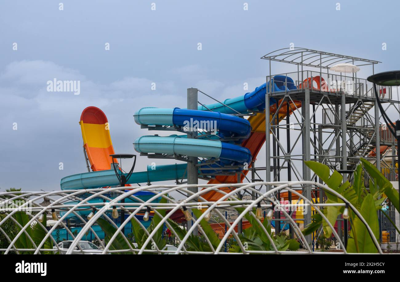 Parco acquatico vuoto per bambini in un hotel di lusso vicino al mare. 1 Foto Stock