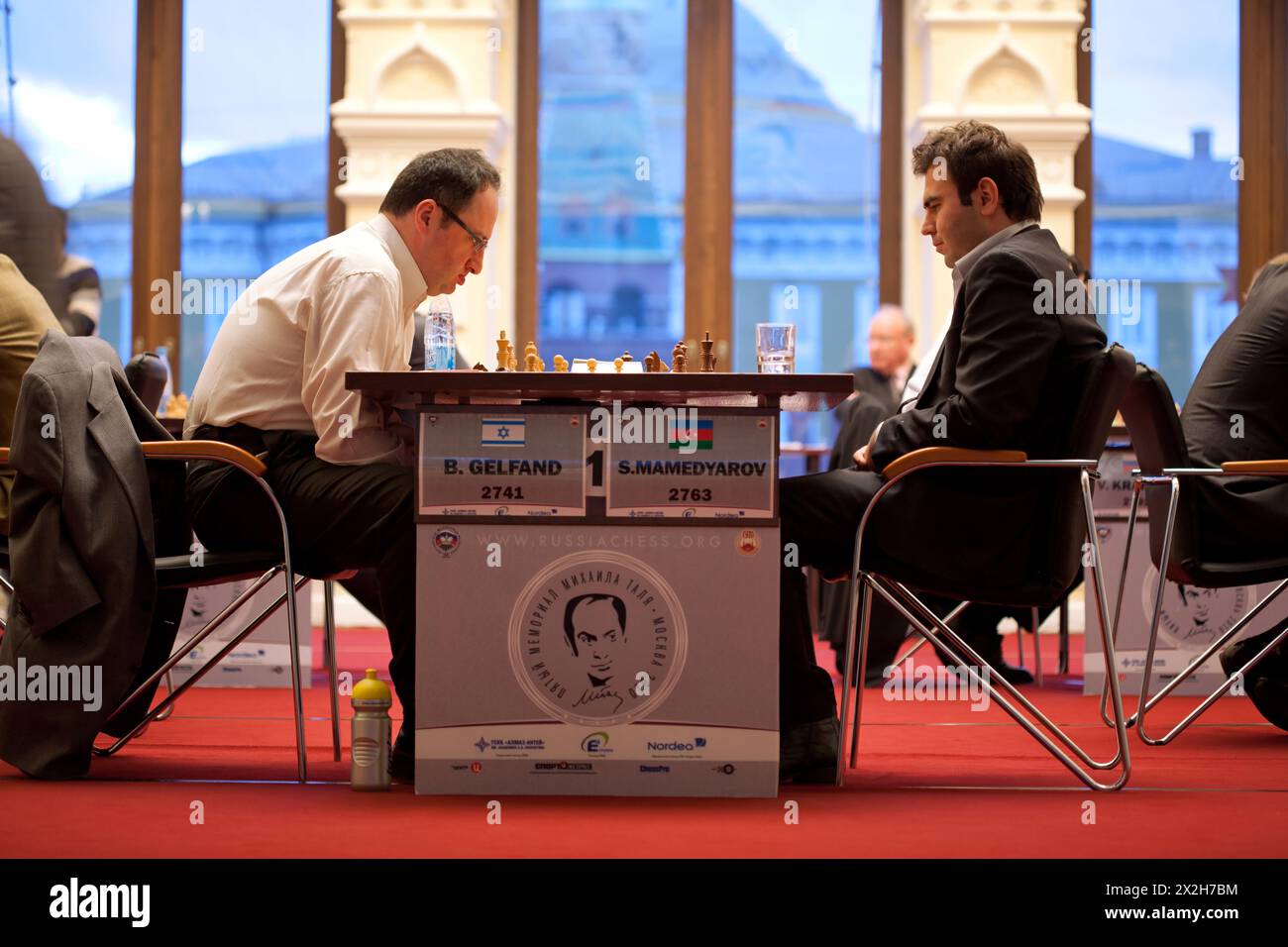 MOSCA - 4 NOVEMBRE: Boris Gelfand (Israele, 42) - 2741 e Shahrijar Mamedjarov (Azerbaigian, 25) - 2763 giocano sul quinto memoriale degli scacchi di Michael Talja Foto Stock