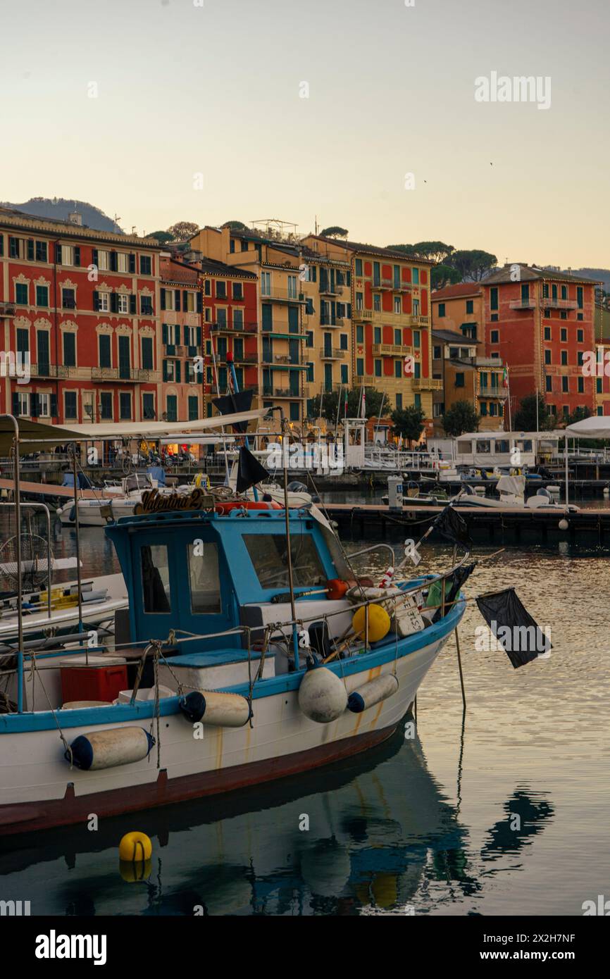 Il porto di Santa Margherita Ligure al tramonto - popolare destinazione turistica d'estate in Italia. Foto Stock