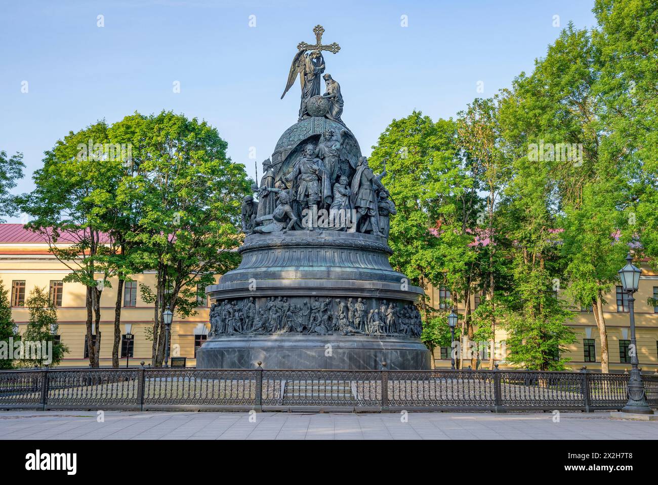 VELIKY NOVGOROD, RUSSIA - 15 LUGLIO 2023: Monumento "Millennium of Russia" (1862) in una mattina d'estate. Veliky Novgorod Foto Stock