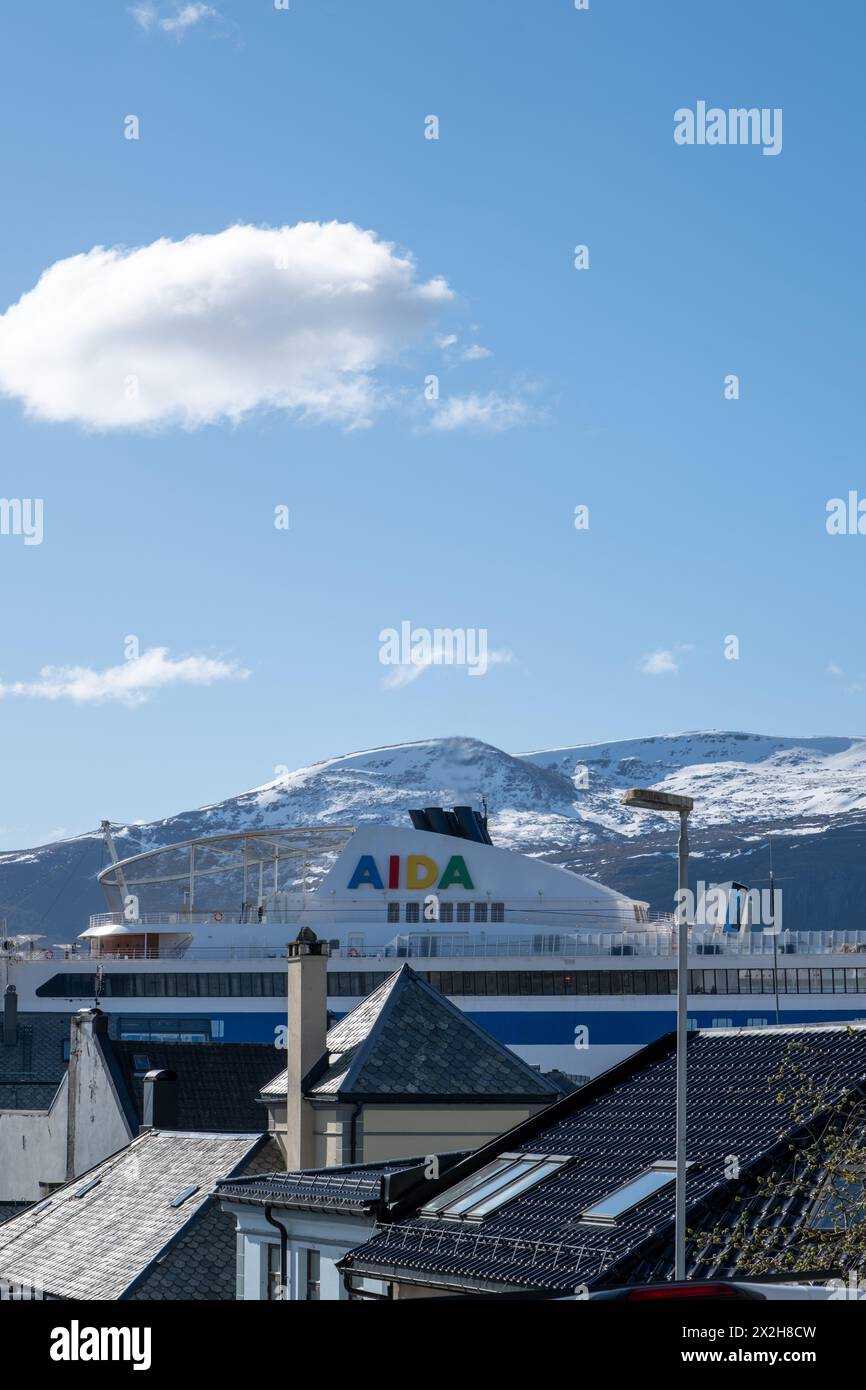 Aida ha visto da lontano con i tetti in primo piano Foto Stock