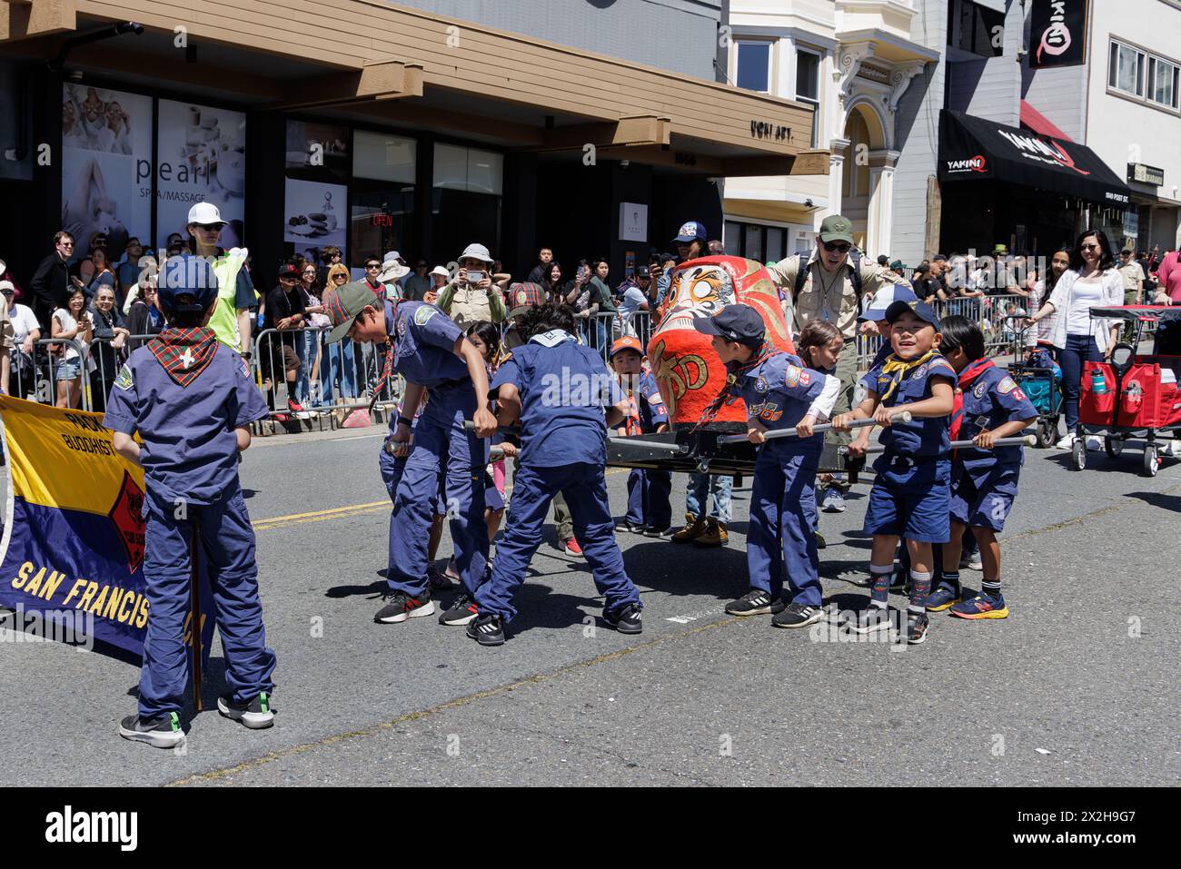 San Francisco, Stati Uniti. 21 aprile 2024. I partecipanti e gli spettatori celebrano la cultura asiatica durante la grande parata al 2024 Northern California Cherry Blossom Festival a San Francisco, California, il 21 aprile 2024. Essendo il terzo festival più grande della fioritura dei ciliegi dopo quelli in Giappone e a Washington DC, l'evento attira oltre 200.000 persone da tutto il Nord America. (Foto di Penny Collins/NurPhoto) credito: NurPhoto SRL/Alamy Live News Foto Stock