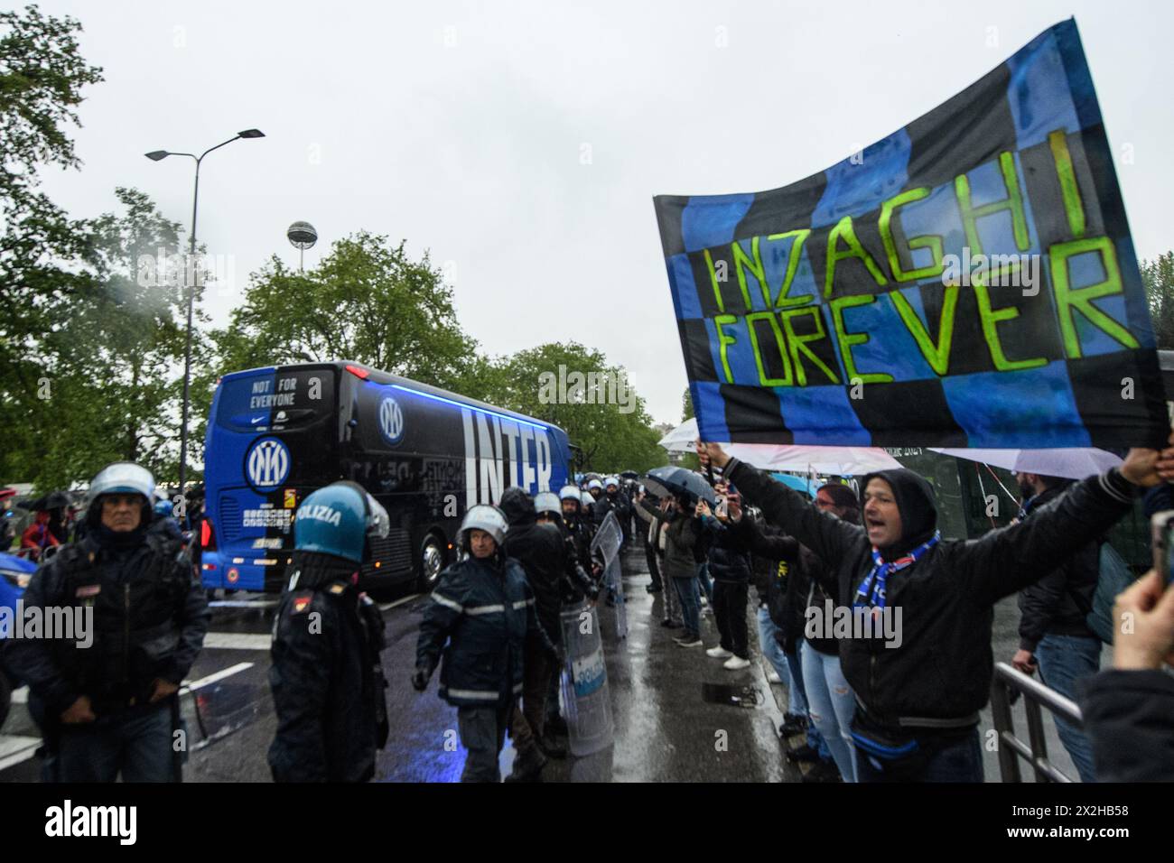 Milano, Italia. 22 aprile 2024. Arrivo dell'Inter bus allo stadio San Siro prima del Derby della partita di calcio di serie A Tim tra Milano e Inter a Milano - lunedì 22 aprile 2024 Sport Soccer (foto Claudio Furlan/LaPresse)arrivo del Pullman dell'inter allo stadio San Siro a Milano, prima del Derby serie A Milano vs Inter - Lunedi 22 aprile 2024 sport calcio (foto Claudio Furlan / LaPresse) crediti: LaPresse/Alamy Live News Foto Stock