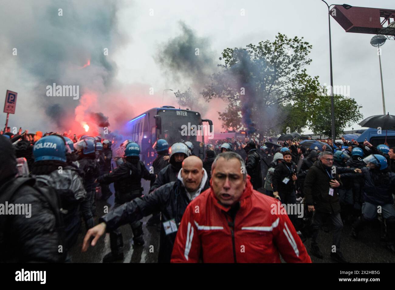 Milano, Italia. 22 aprile 2024. Arrivo dell'Inter bus allo stadio San Siro prima del Derby della partita di calcio di serie A Tim tra Milano e Inter a Milano - lunedì 22 aprile 2024 Sport Soccer (foto Claudio Furlan/LaPresse)arrivo del Pullman dell'inter allo stadio San Siro a Milano, prima del Derby serie A Milano vs Inter - Lunedi 22 aprile 2024 sport calcio (foto Claudio Furlan / LaPresse) crediti: LaPresse/Alamy Live News Foto Stock