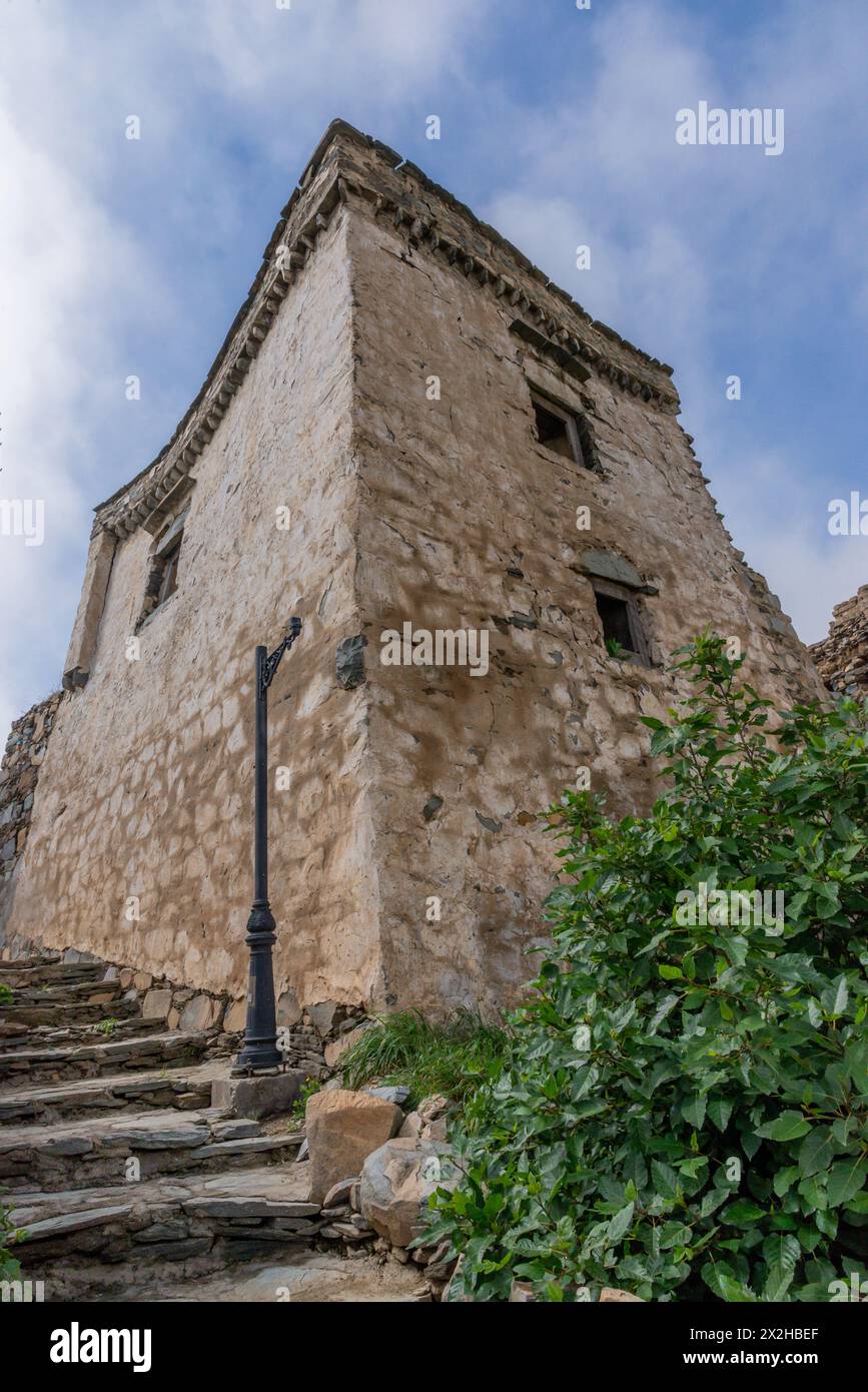 Un antico castello storico costruito utilizzando pietre nell'antica architettura araba nella regione di al Baha in Arabia Saudita. Foto Stock