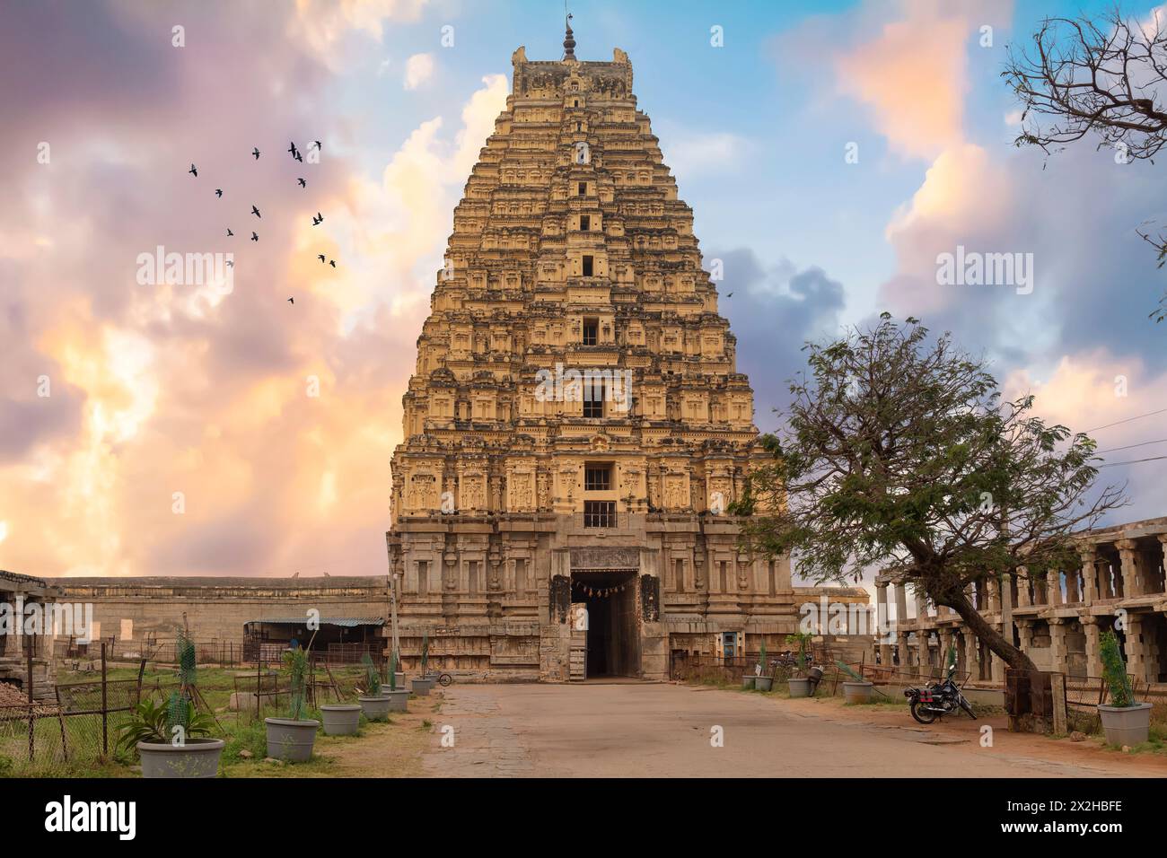 Storico tempio Virupaksha con antiche incisioni in pietra a Hampi, Karnataka, India, con un cielo lunare al tramonto Foto Stock