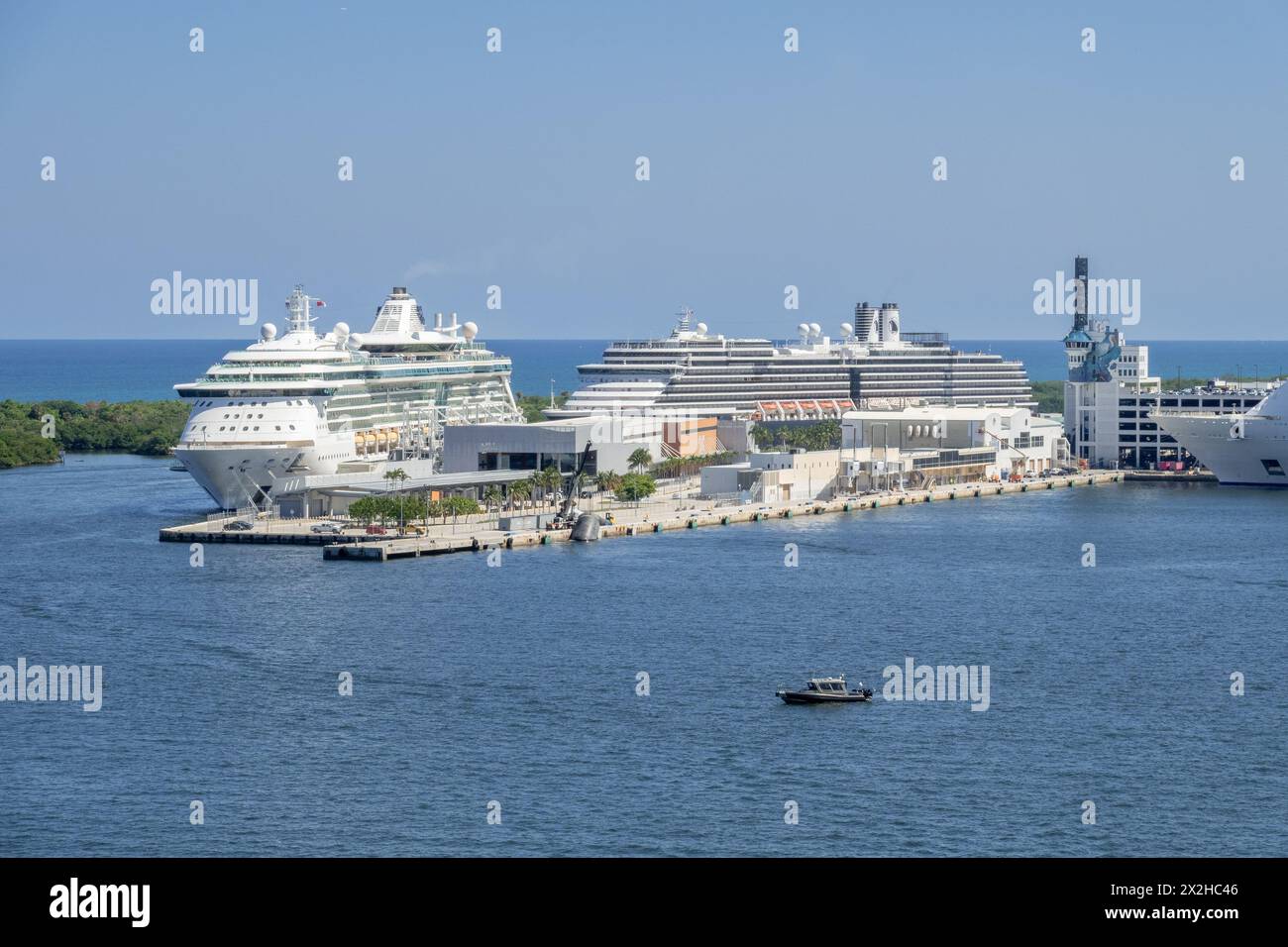 Navi da crociera di diverse linee ormeggiate nei terminal delle navi da crociera di Port Everglades, Fort Lauderdale, Florida, USA, 5 aprile 2024 Foto Stock