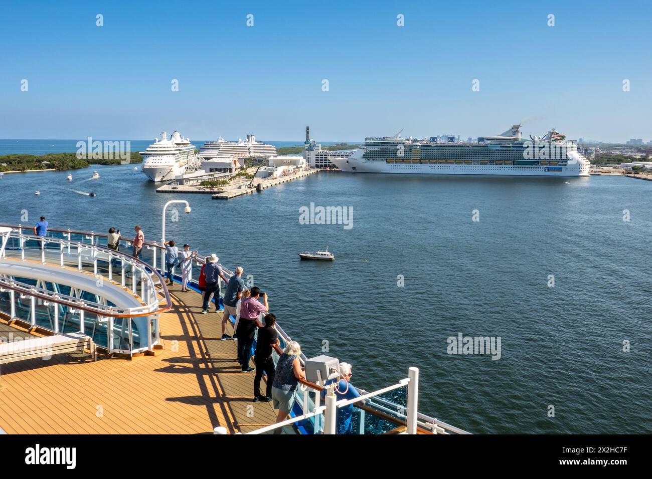 Navi da crociera di diverse linee ormeggiate nei terminal delle navi da crociera di Port Everglades, Fort Lauderdale, Florida, USA, 5 aprile 2024 Foto Stock