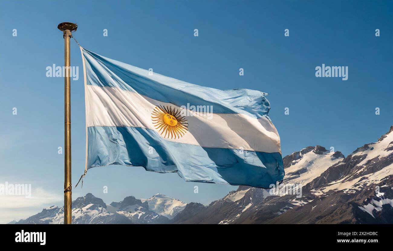 Die Fahne von Argentinien flattert im Wind, isoliert gegen blauer Himmel Foto Stock