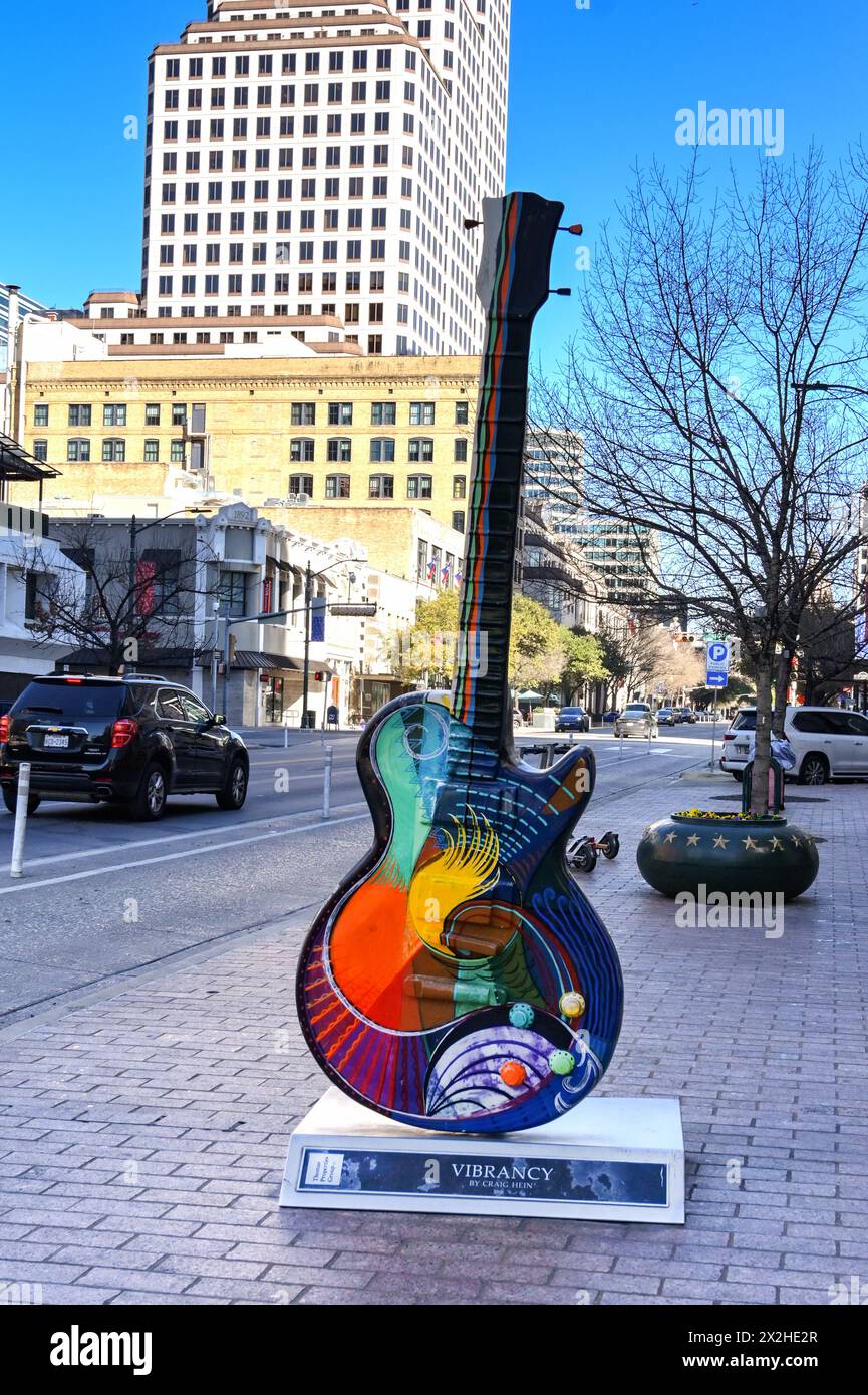 Austin, Texas, USA - 8 febbraio 2023: Mostra pubblica di una chitarra in una strada nel centro di Austin. La città è conosciuta come la capitale della musica degli Stati Uniti Foto Stock