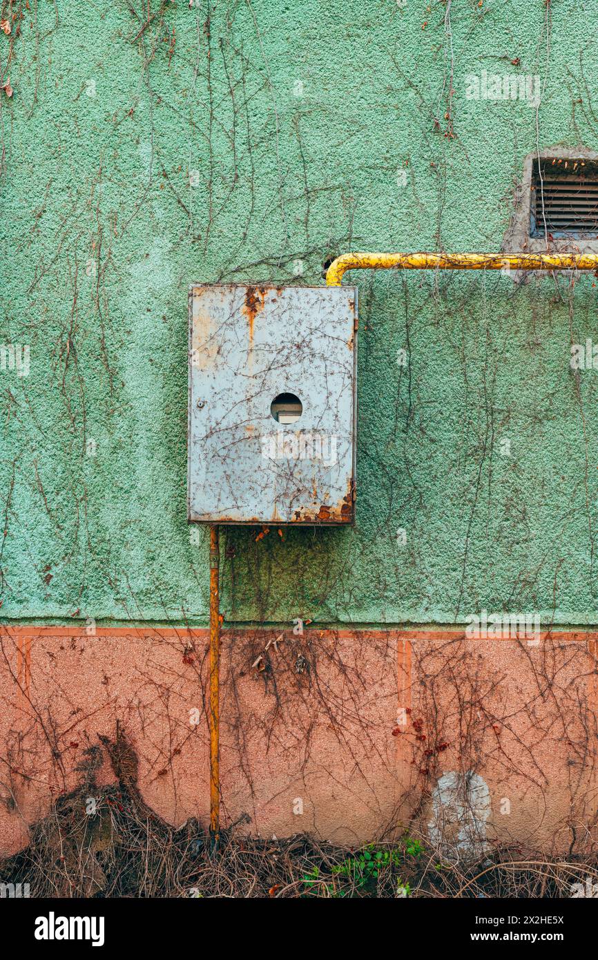 Contatore del gas usato vecchio sulla parete esterna dell'abitazione, spazio per copie incluso Foto Stock