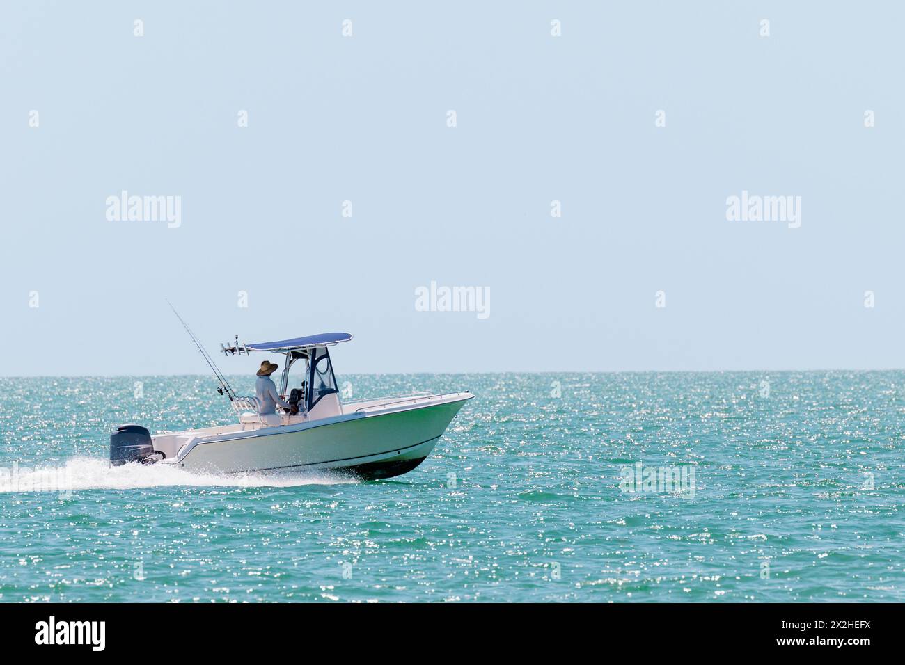 Barca da pesca di acqua salata in una giornata estiva di sole. Fisherman a bordo di un motoscafo ricreativo che naviga nel Golfo del Messico, in Florida. Foto Stock