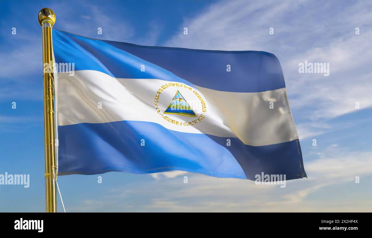 Die Fahne von Nicaragua flattert im Wind, isoliert gegen blauer Himmel Foto Stock
