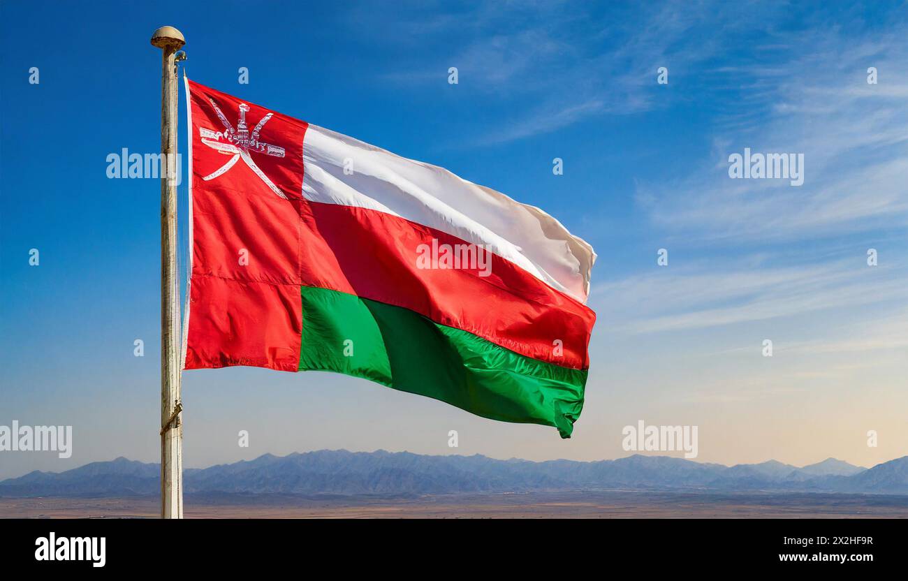 Die Fahne von Oman flattert im Wind, isoliert gegen blauer Himmel Foto Stock