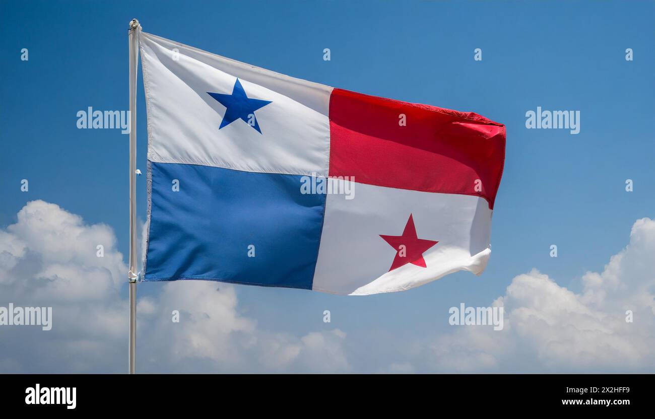 Die Fahne von Panama flattert im Wind, isoliert gegen blauer Himmel Foto Stock