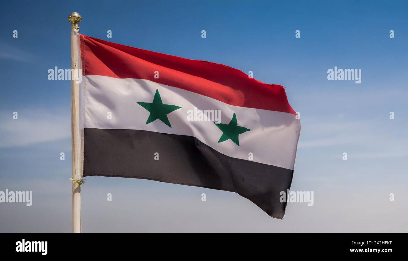 Die Fahne von Syrien flattert im Wind, isoliert gegen blauer Himmel Foto Stock