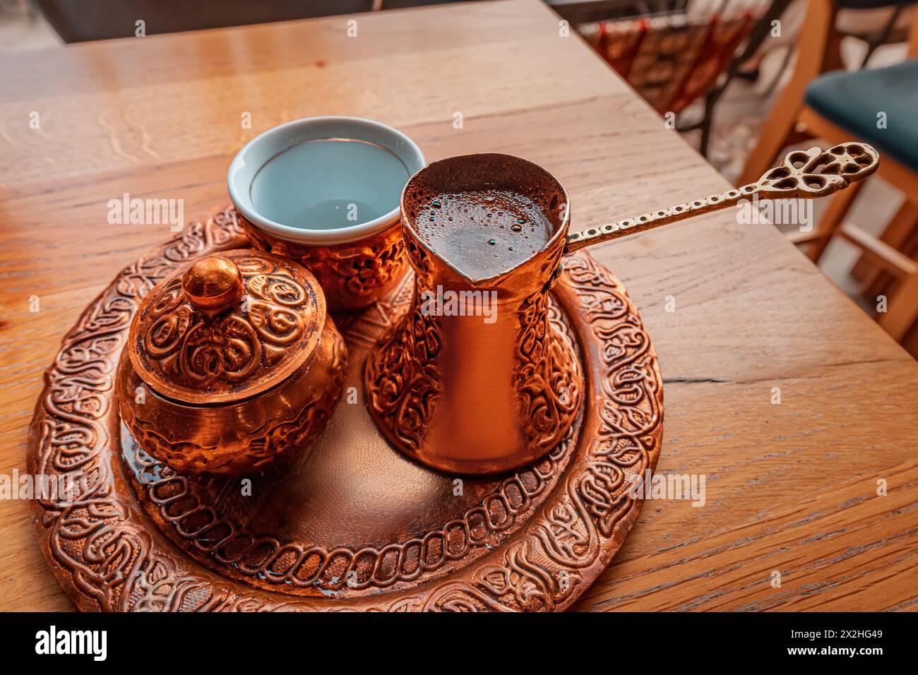 Un tradizionale set da caffè bosniaco adorna la tavola, mostrando la cultura e l'influenza araba di Sarajevo. Foto Stock