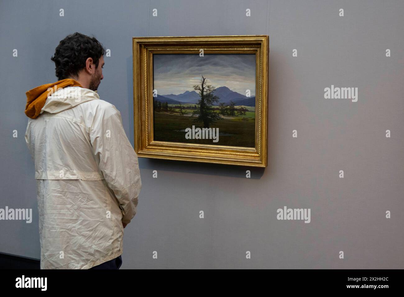 Besucher vor dem Oelgemaelde Der einsame Baum, Sonderausstellung Unendliche Landschaften vom Maler der Romantik Caspar David Friedrich, in der Alten Nationalgalerie, Querformat, AM 19.04.2024 a Berlin Mitte, nur fuer redaktionelle Zwecke, Editorial use only alte Nationalgalerie etc - Berlino *** visitatori davanti all'albero ad olio, dipingere il solitario mostra speciale paesaggi infiniti del pittore romantico Caspar David Friedrich, nell'alte Nationalgalerie, formato paesaggio, il 19 04 2024 a Berlin Mitte, solo per uso editoriale, uso editoriale solo alte Nationalgalerie ecc Berlino Foto Stock