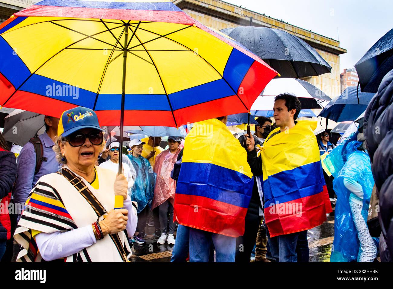 BOGOTÀ, COLOMBIA - 21 aprile 2024. March chiede l'impeachment di Gustavo Petro. marcia pacifica di protesta a Bogotà in Colombia contro le riforme legislative di Gus Foto Stock
