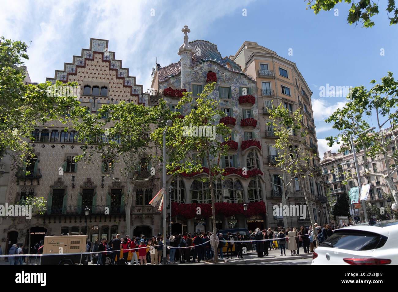 I librai e i fioristi hanno tutto pronto per un giorno di San Giorgio che, secondo le previsioni, potrebbe essere notevole. La vendita di circa 7 milioni di rose è prevista solo nella città di Barcellona, e vendite di libri da record. Los libreros y floristas ya tienen todo preparado para un Sant Jordi que, según las previsiones, puede ser memorabile. Se prevé la venta de unas 7 millones de rosas solo en la ciudad de Barcelona, y ventas récord de libros. News Politics - Barcellona, Spagna lunedì 22 aprile 2024 (foto di Eric Renom/LaPresse) Foto Stock