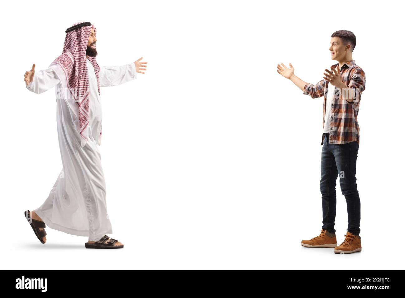 Un uomo arabo saudita in abiti tradizionali incontra un giovane informale isolato su sfondo bianco Foto Stock