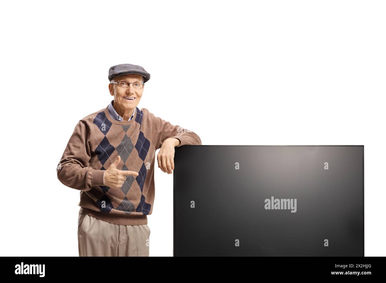 Uomo anziano appoggiato su un nuovo schermo piatto lcd e puntato isolato su sfondo bianco Foto Stock