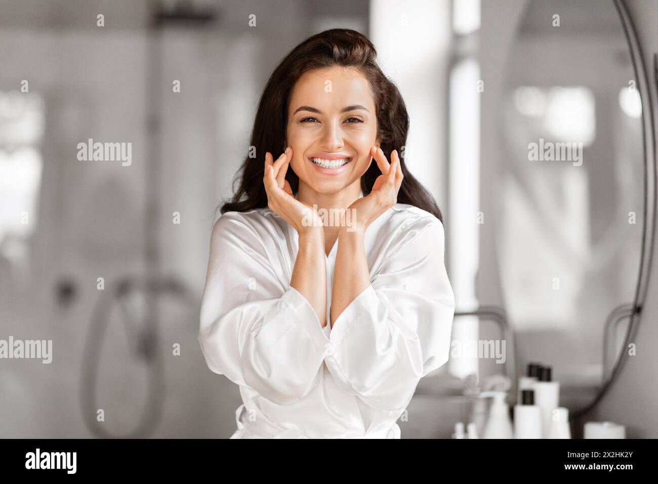 Bella donna gioiosa in abito bianco che ride Foto Stock