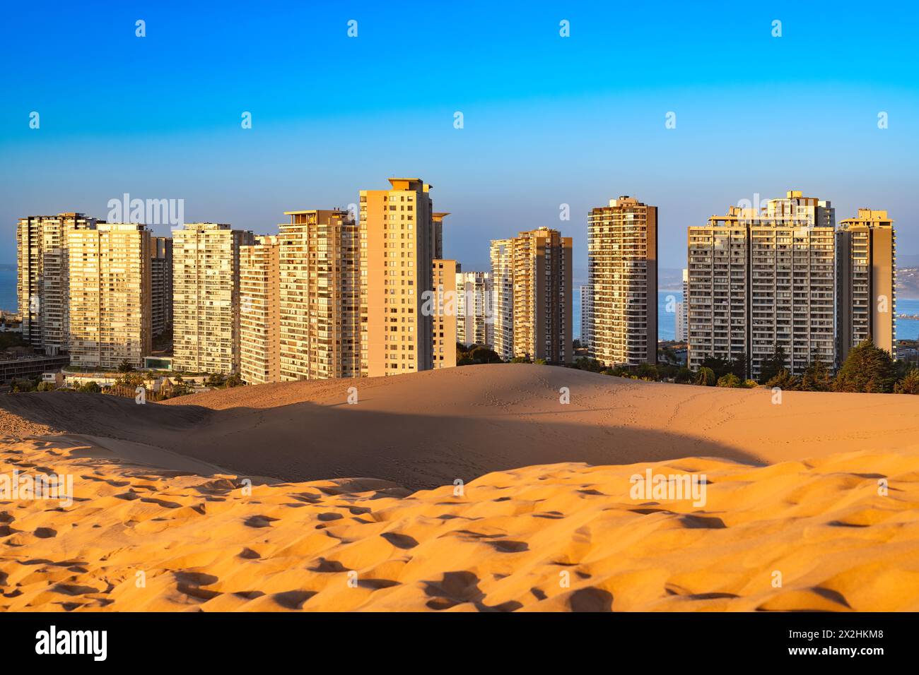 Vista degli edifici di Concon dalle dune di sabbia, Valparaiso Regione, Cile Foto Stock