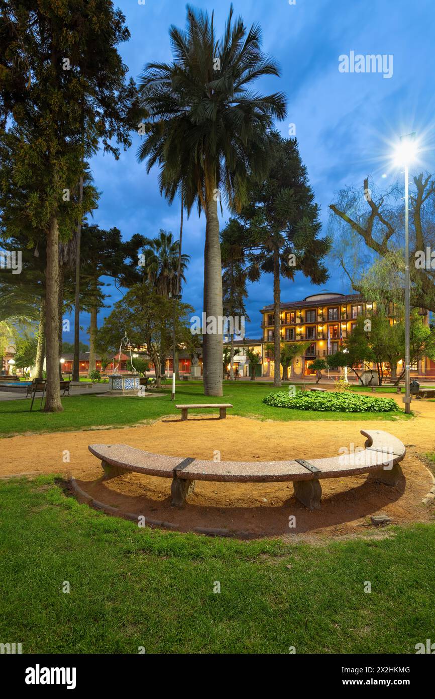 Vista della piazza principale della città di Santa Cruz con la facciata del Santa Cruz Plaza Hotel e la sua tradizionale architettura spagnola. Foto Stock