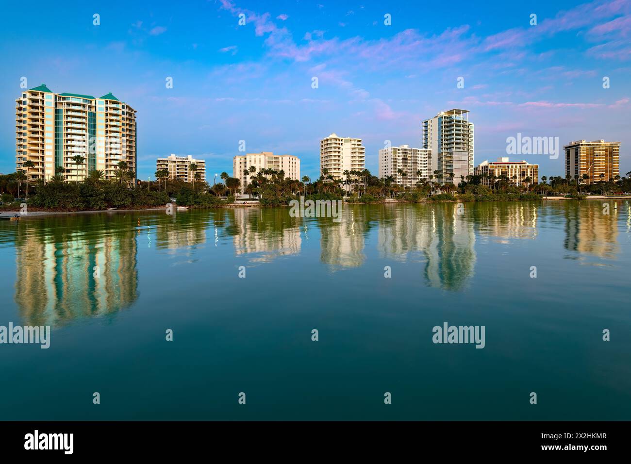 Skyline di Sarasota con acque tranquille che riflettono gli edifici durante le ore serali, Florida, Stati Uniti Foto Stock