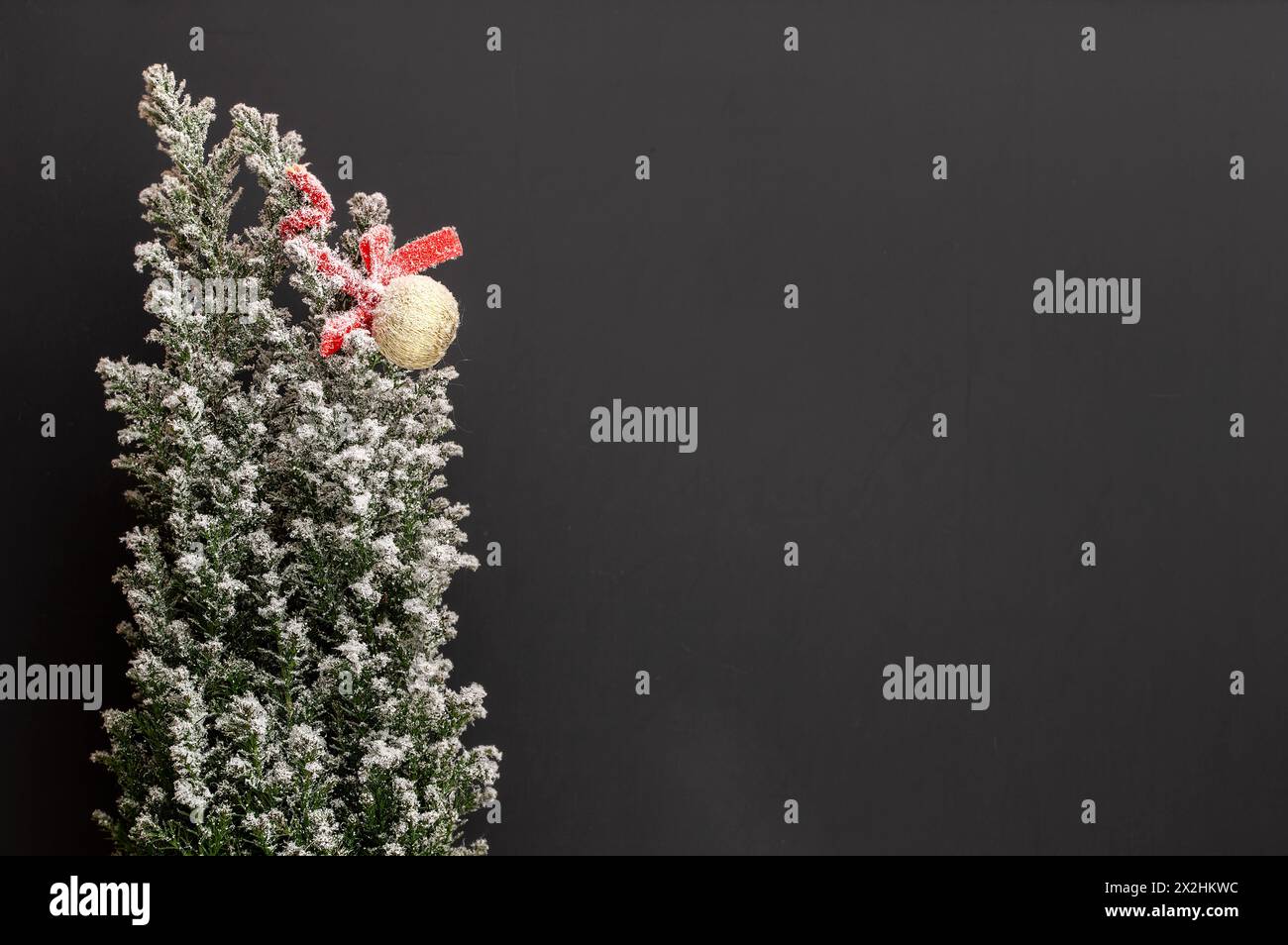 Retrò albero di natale con neve e spazio copia con sfondo lavagna Foto Stock